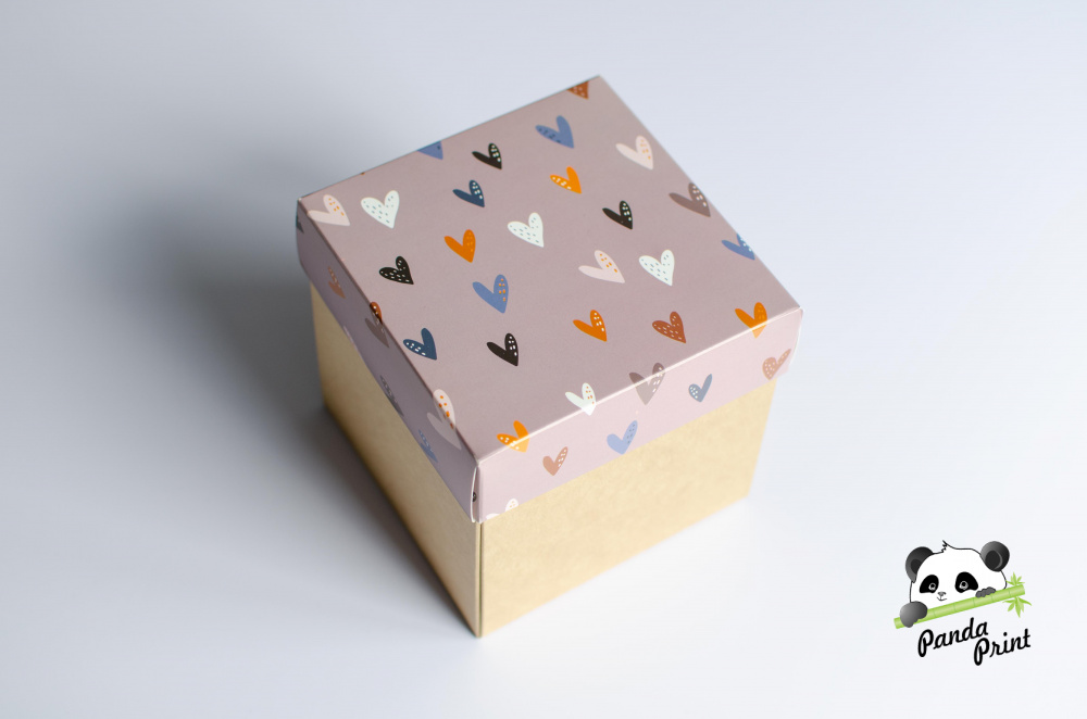 Коробка 75х75х75 Цветные сердечки (крафт дно). Фото N2