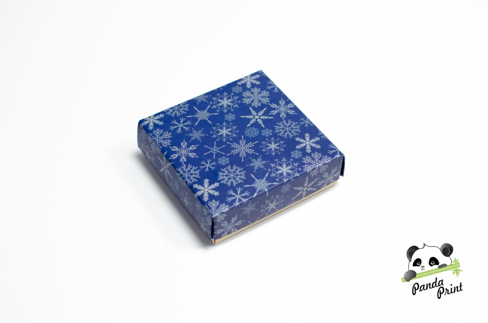 Коробка 100х100х30 Снежинки белые на синем фоне (крафт дно)