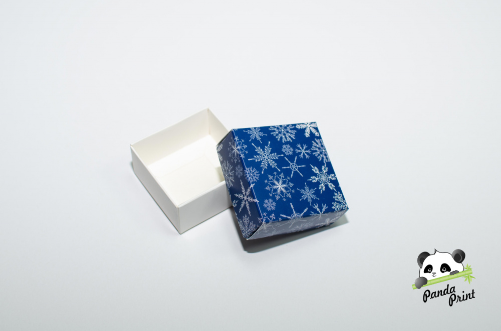 Коробка 60х60х30 Снежинки белые на синем фоне (белое дно). Фото N2
