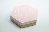 Коробка 200х200х60 шестигранная Сердечки белые на розовом (крафт дно)