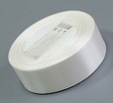 Лента атласная 2,5 см белая 23 м на пене