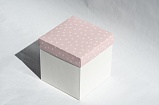 Коробка 150х150х150 Сердечки белые на розовом (белое дно)