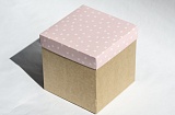 Коробка 150х150х150 Сердечки белые на розовом (крафт дно)