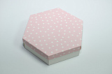 Коробка 200х200х60 шестигранная Сердечки белые на розовом (белое дно)