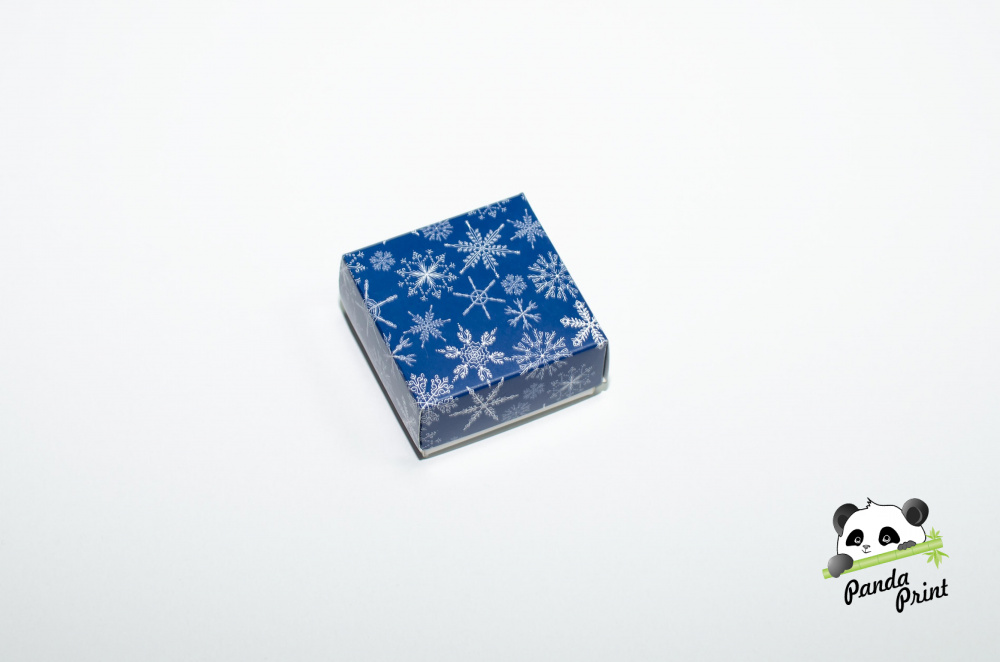 Коробка 60х60х30 Снежинки белые на синем фоне (белое дно)