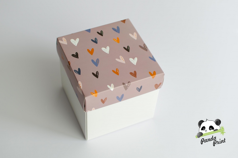 Коробка 75х75х70 Цветные сердечки (белое дно)